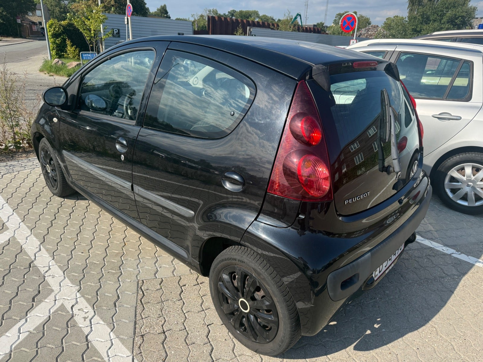 Sort Peugeot 107 fra 2012