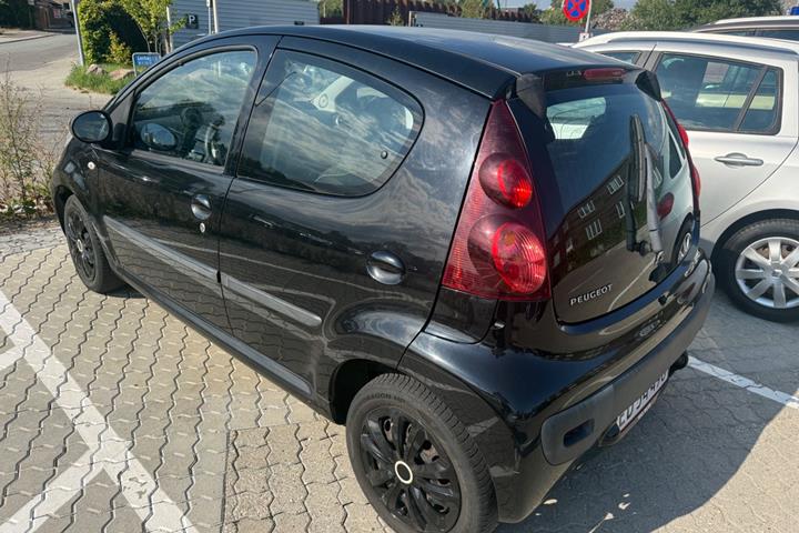 Sort Peugeot 107 fra 2012