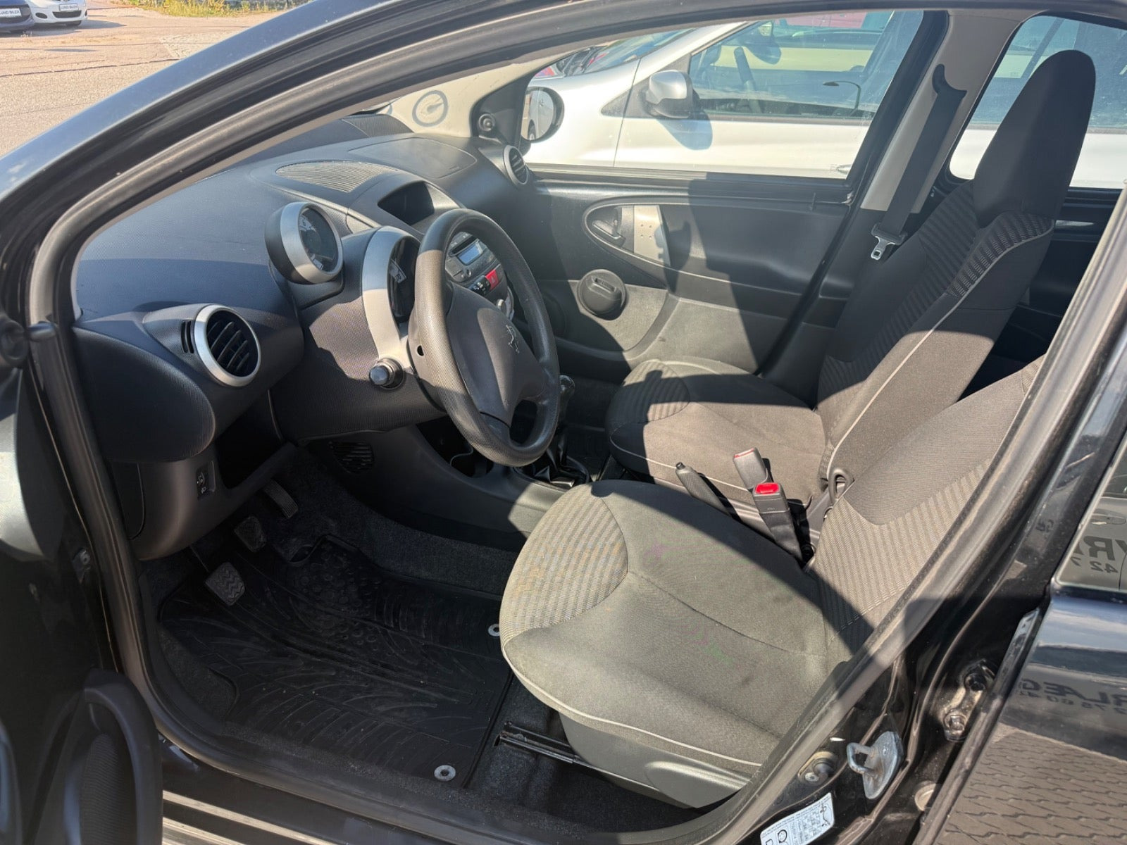 Sort Peugeot 107 fra 2012