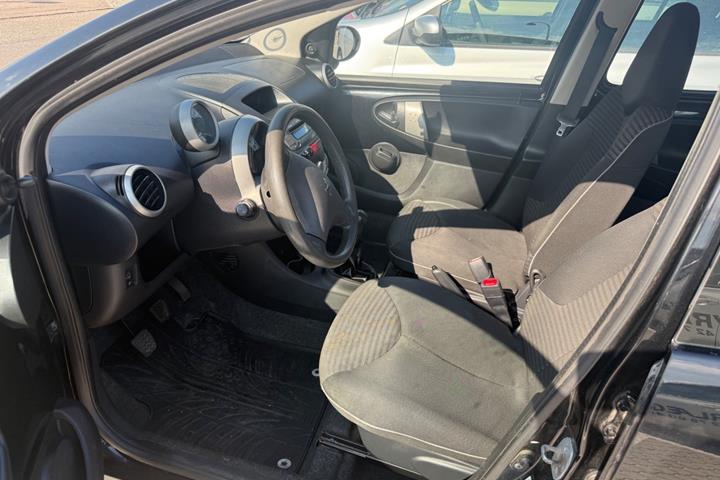 Sort Peugeot 107 fra 2012