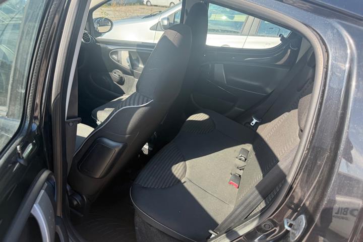 Sort Peugeot 107 fra 2012
