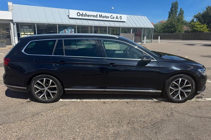 Sort VW Passat fra 2019