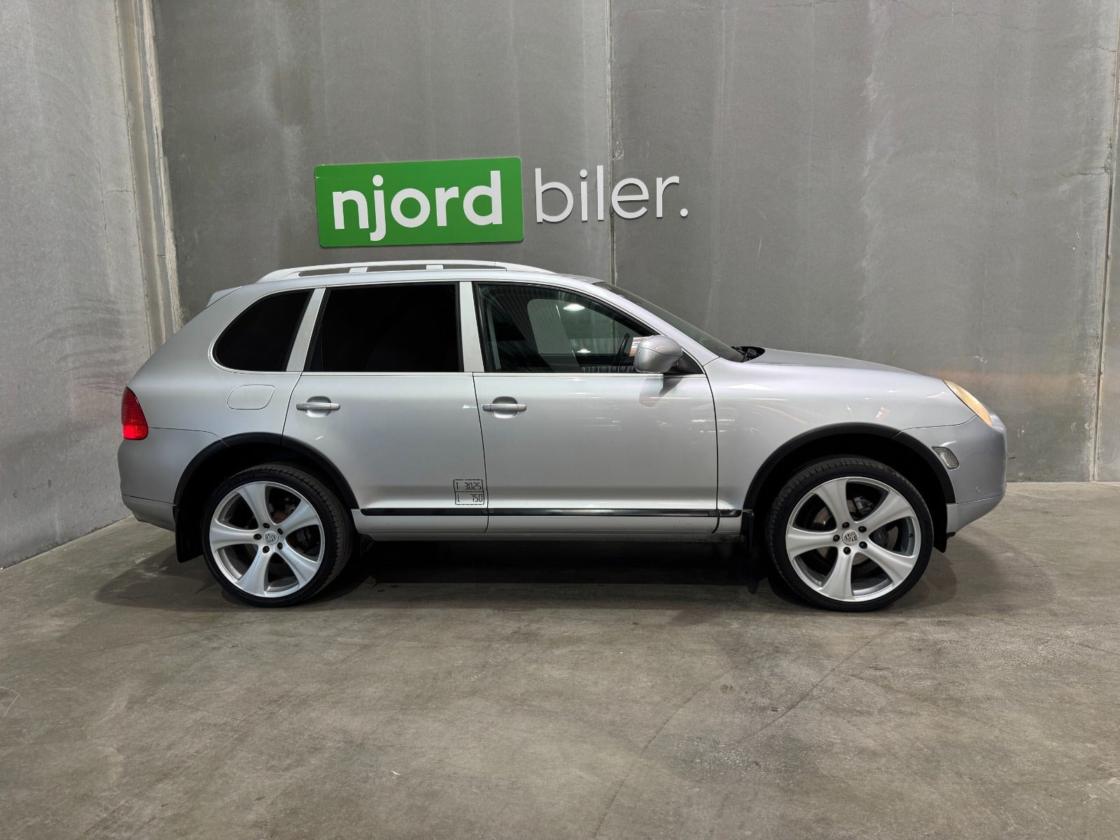 Gul Porsche Cayenne fra 2005