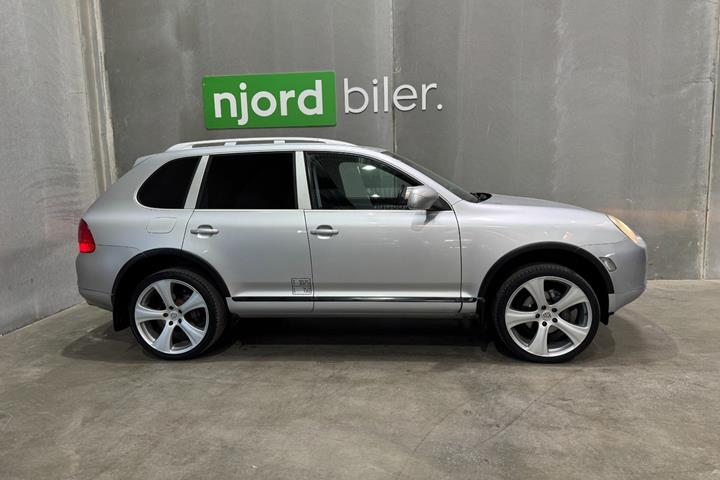 Gul Porsche Cayenne fra 2005