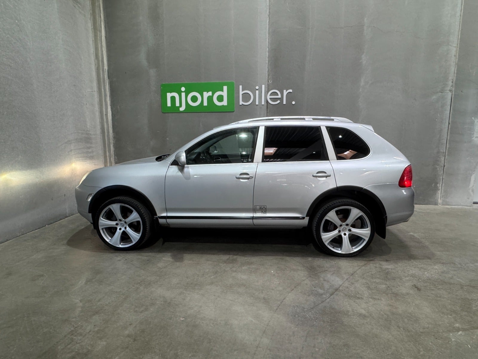 Gul Porsche Cayenne fra 2005