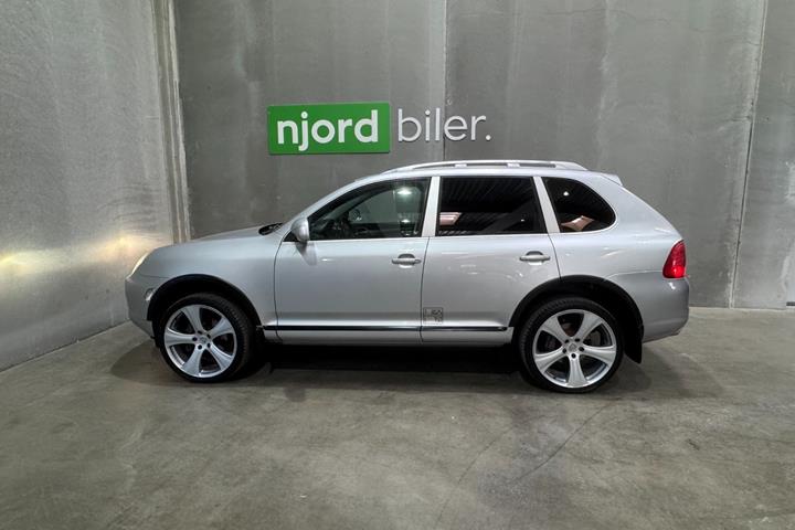 Gul Porsche Cayenne fra 2005
