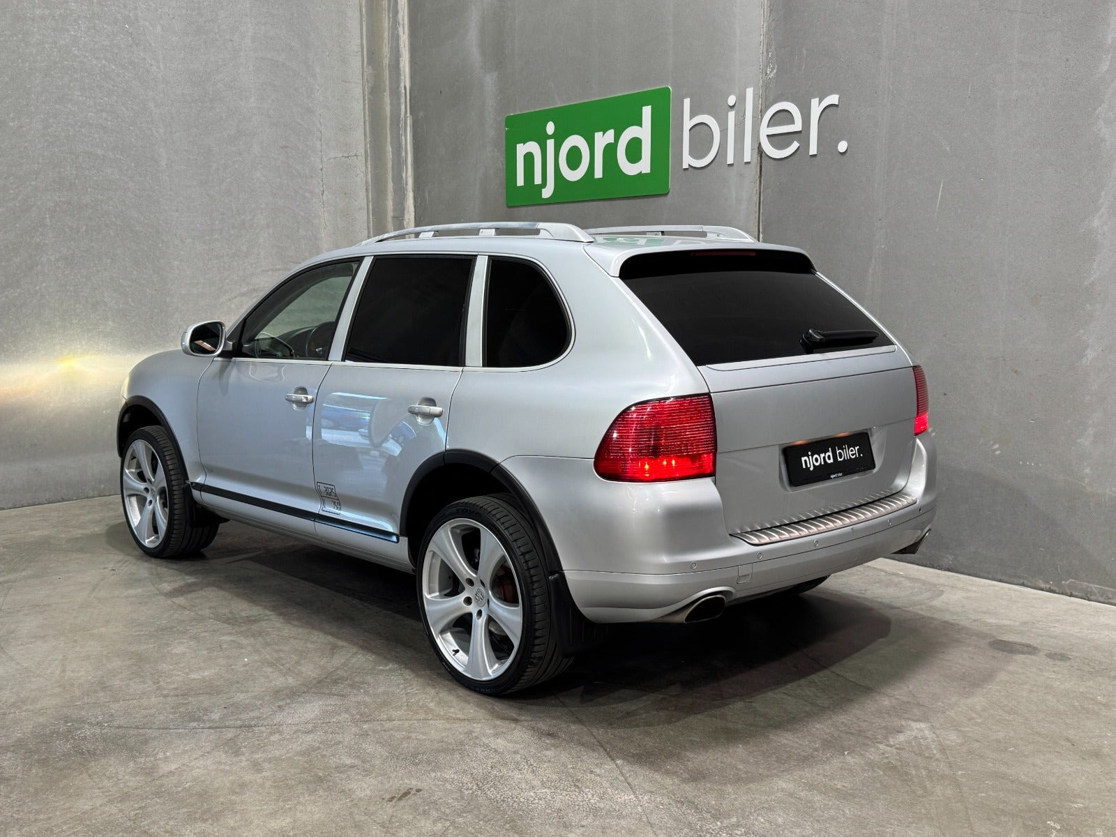 Gul Porsche Cayenne fra 2005