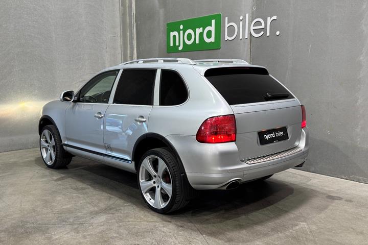 Gul Porsche Cayenne fra 2005