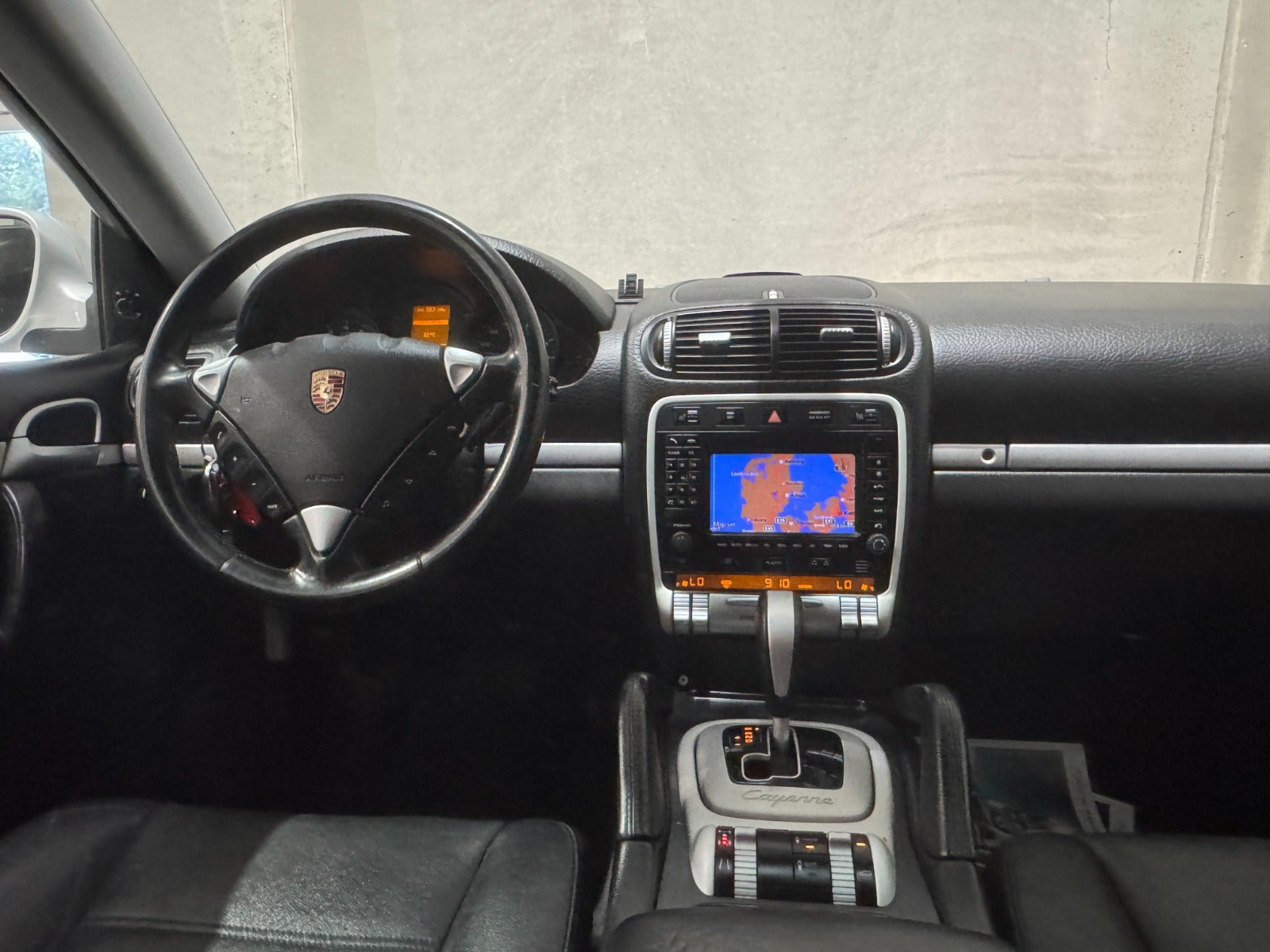 Gul Porsche Cayenne fra 2005