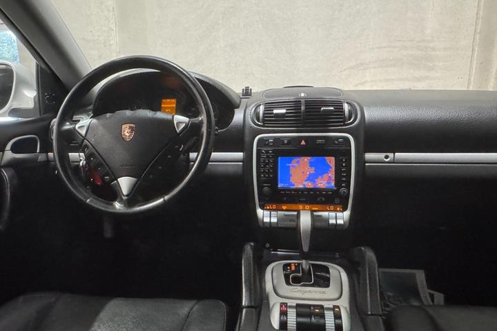 Gul Porsche Cayenne fra 2005