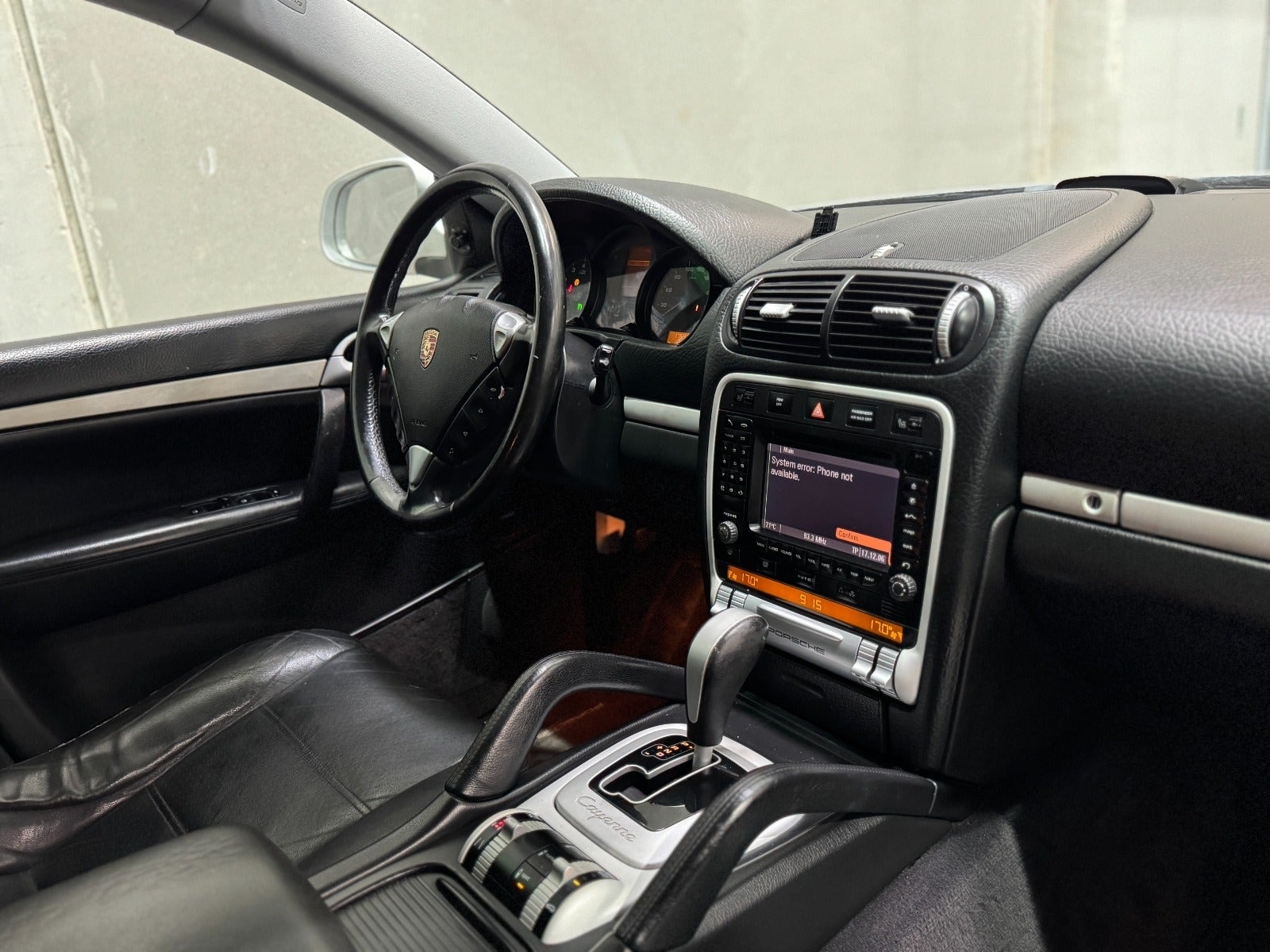 Gul Porsche Cayenne fra 2005