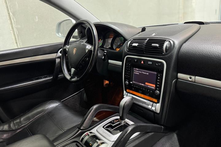 Gul Porsche Cayenne fra 2005