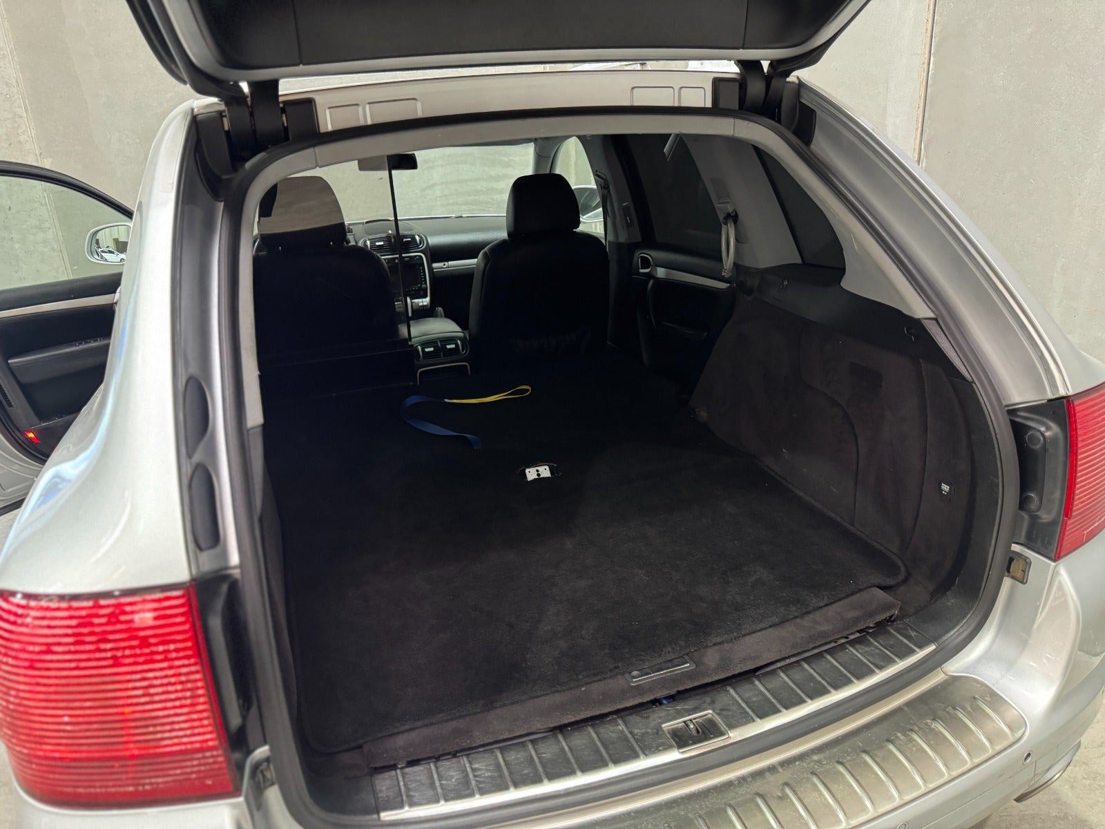 Gul Porsche Cayenne fra 2005