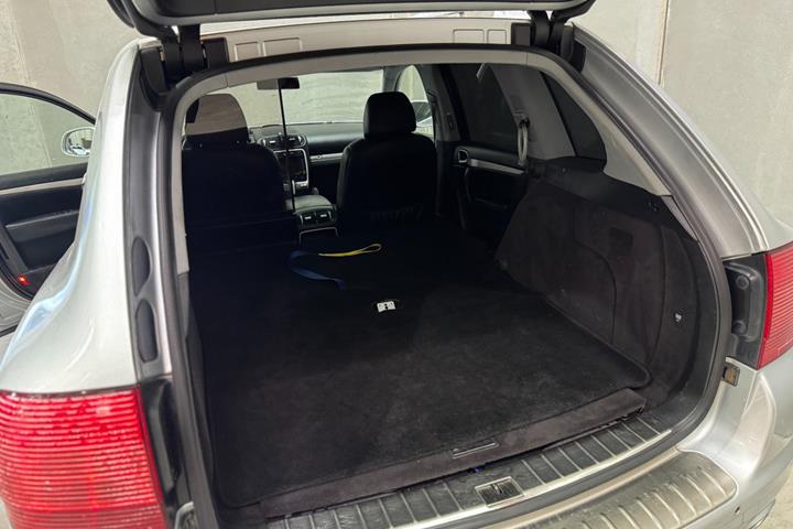 Gul Porsche Cayenne fra 2005