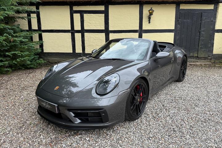 Grå Porsche 911 Carrera 4 GTS fra 2022