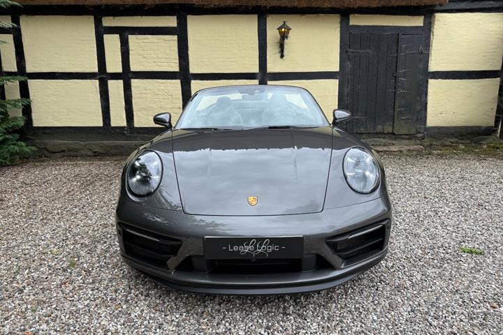 Grå Porsche 911 Carrera 4 GTS fra 2022