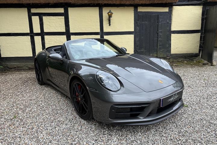 Grå Porsche 911 Carrera 4 GTS fra 2022