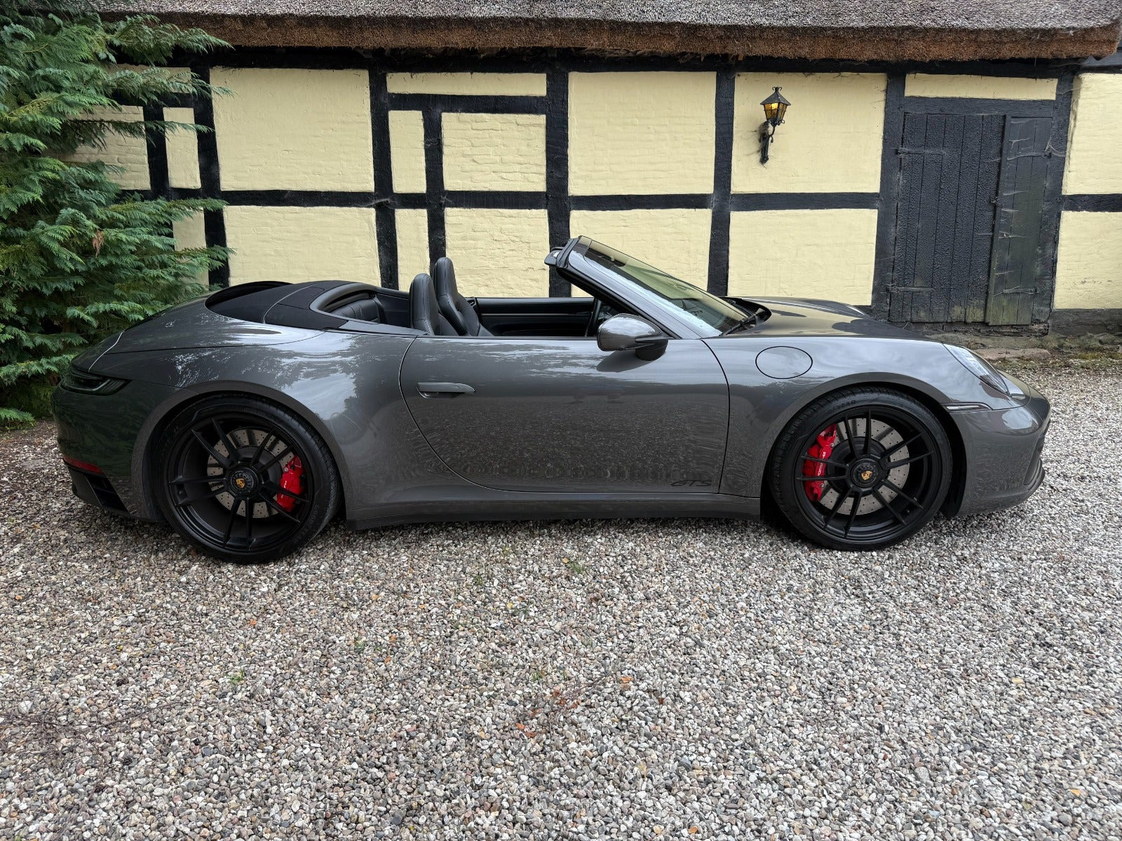 Grå Porsche 911 Carrera 4 GTS fra 2022