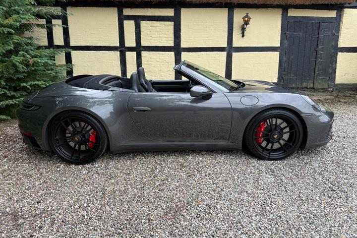 Grå Porsche 911 Carrera 4 GTS fra 2022