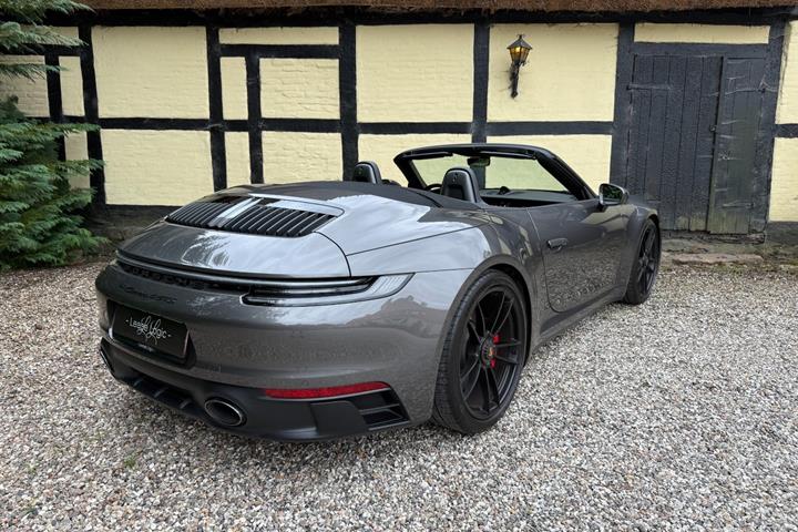Grå Porsche 911 Carrera 4 GTS fra 2022