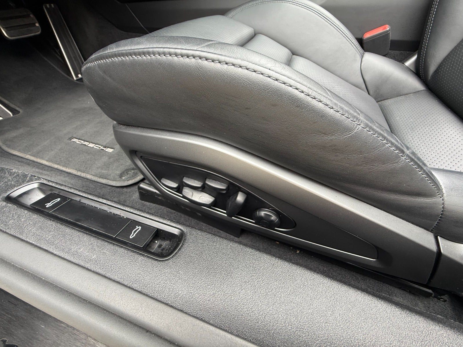Grå Porsche 911 Carrera 4 GTS fra 2022