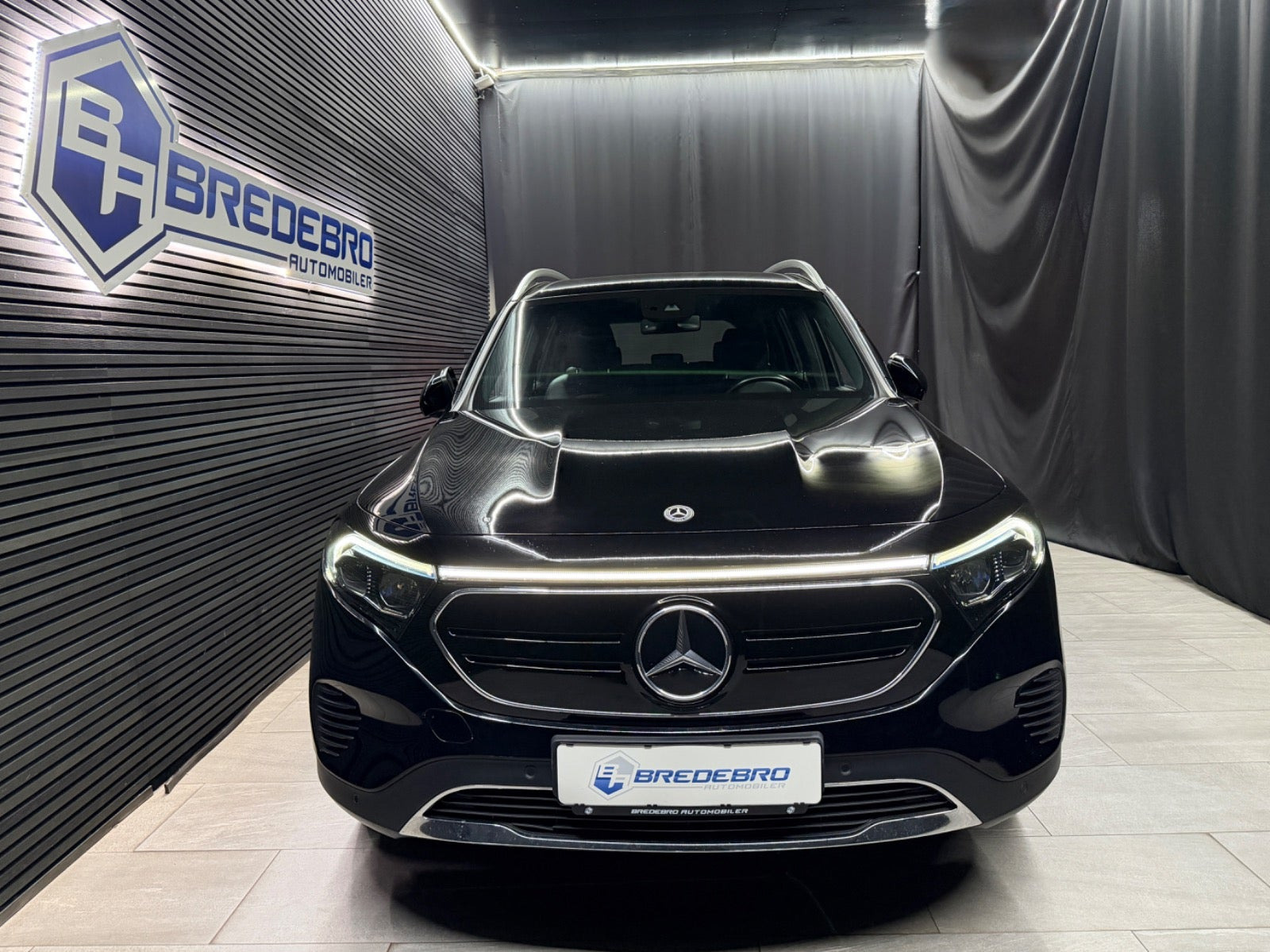 Sort Mercedes EQB300 fra 2022