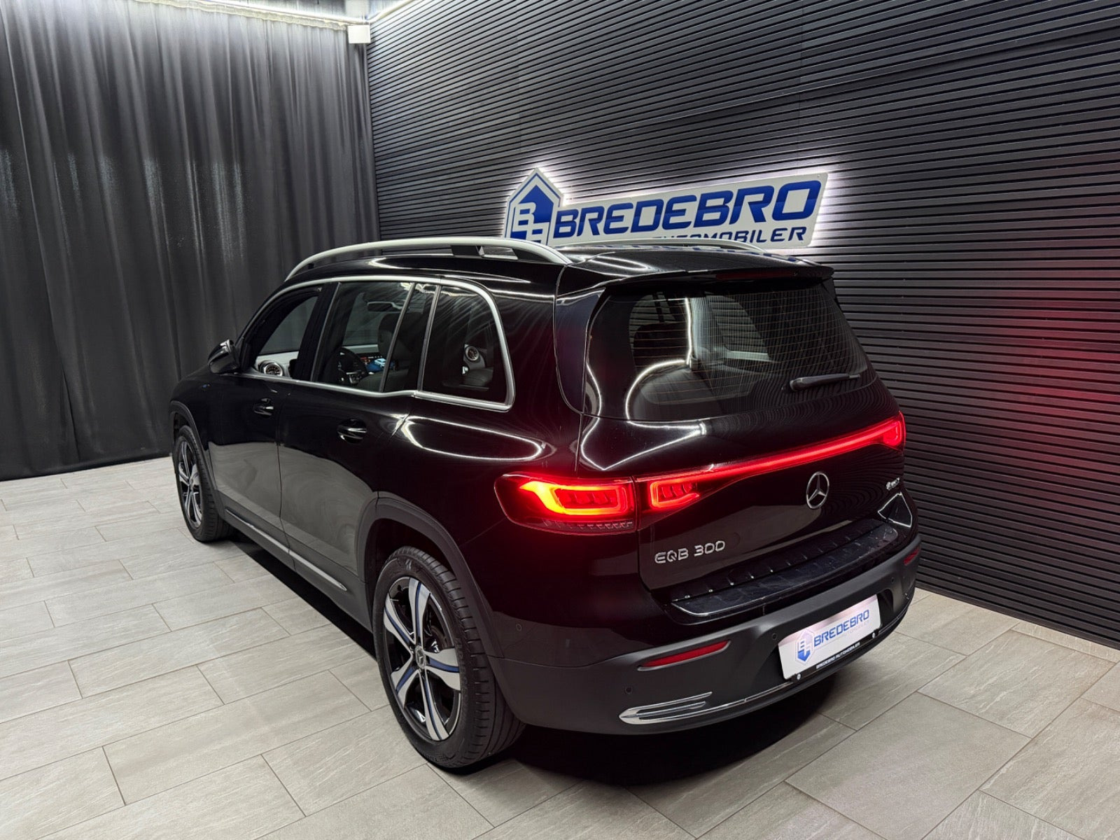 Sort Mercedes EQB300 fra 2022