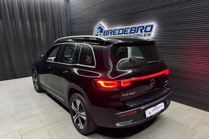 Sort Mercedes EQB300 fra 2022