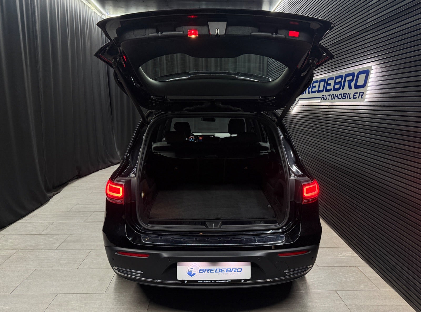 Sort Mercedes EQB300 fra 2022