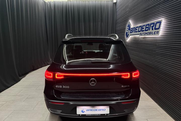 Sort Mercedes EQB300 fra 2022