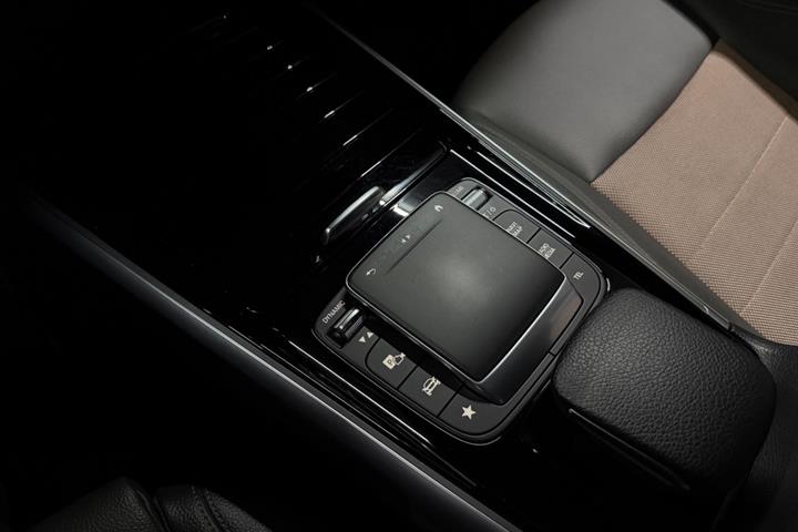 Sort Mercedes EQB300 fra 2022