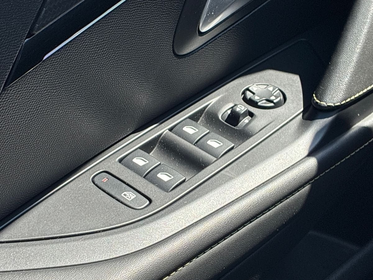 Blå Peugeot e-208 fra 2020