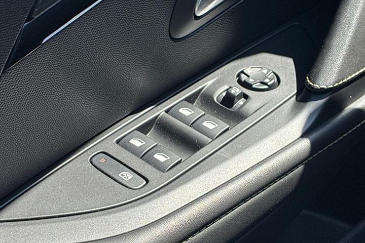 Blå Peugeot e-208 fra 2020