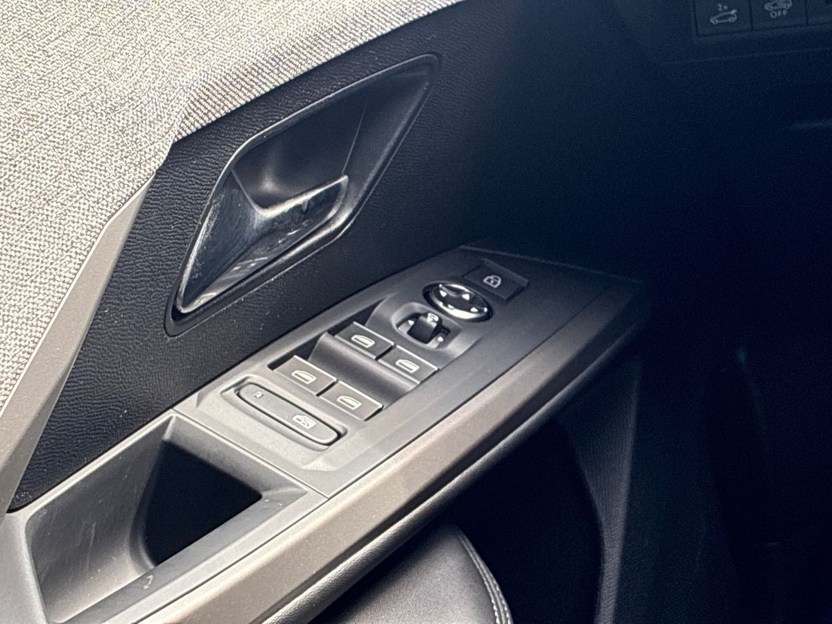 Blå Peugeot e-3008 fra 2025