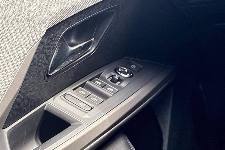 Blå Peugeot e-3008 fra 2025