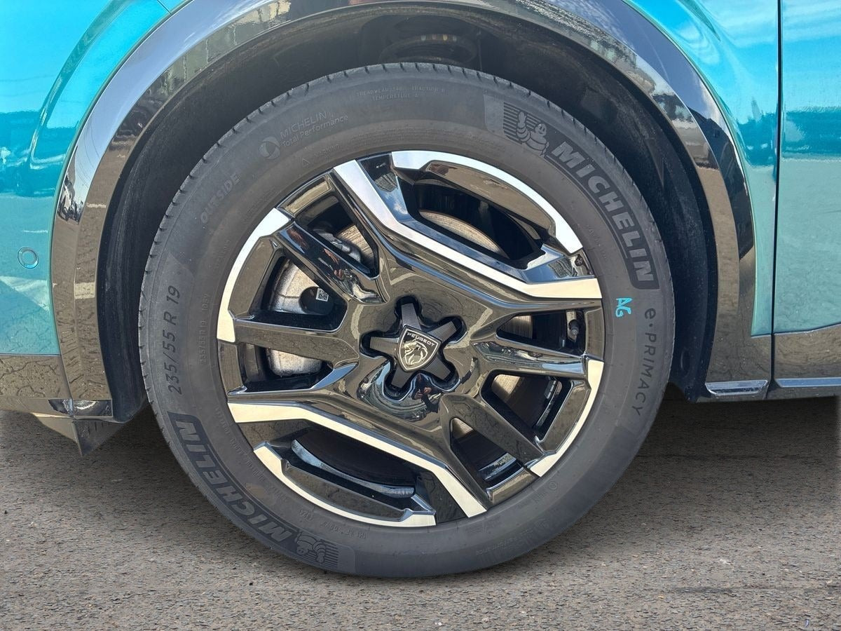 Blå Peugeot e-3008 fra 2025