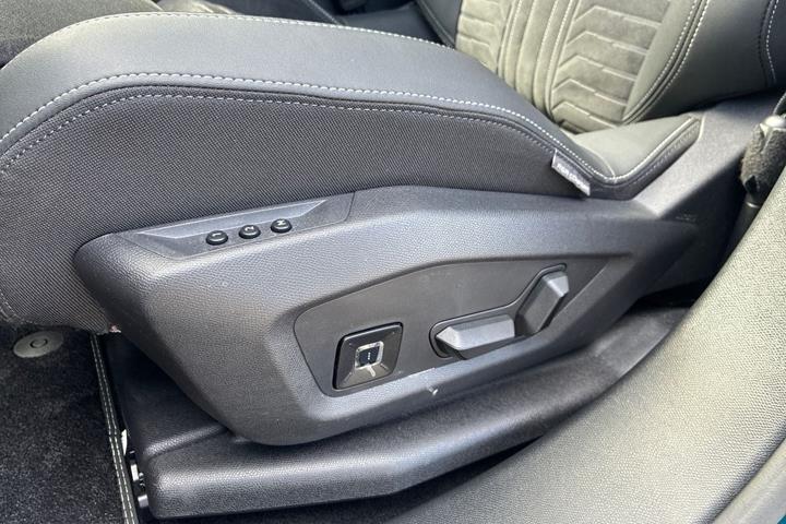 Blå Peugeot e-3008 fra 2025