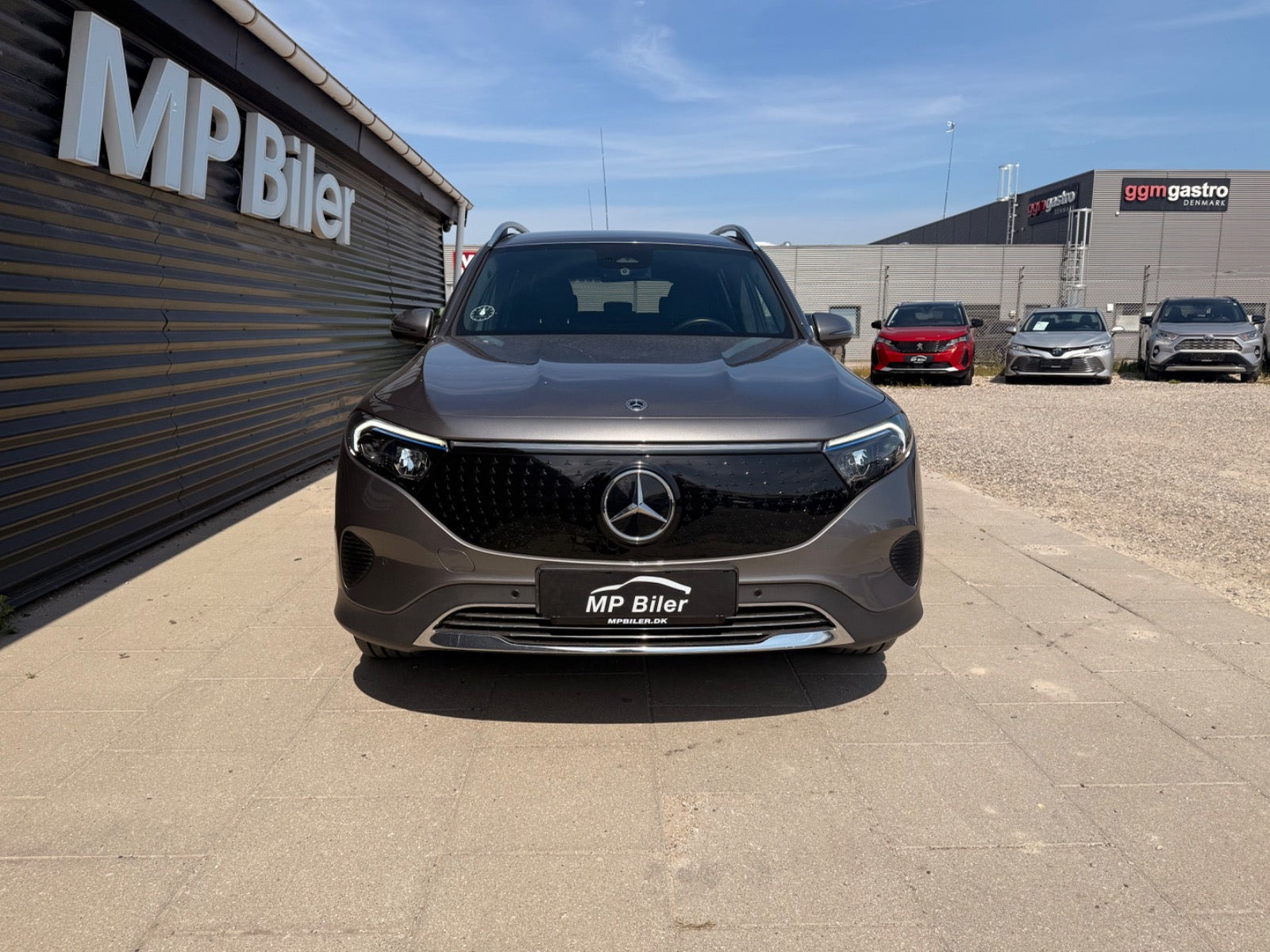 Grå Mercedes EQB250+ fra 2024