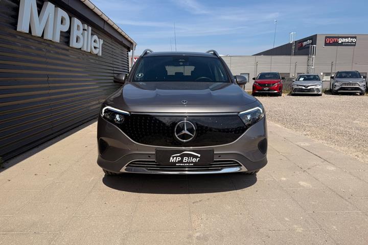 Grå Mercedes EQB250+ fra 2024
