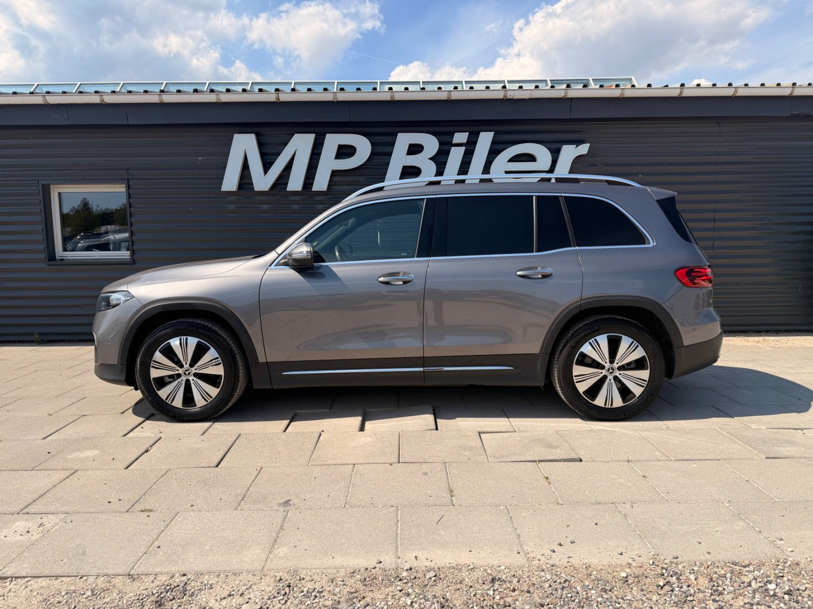 Grå Mercedes EQB250+ fra 2024