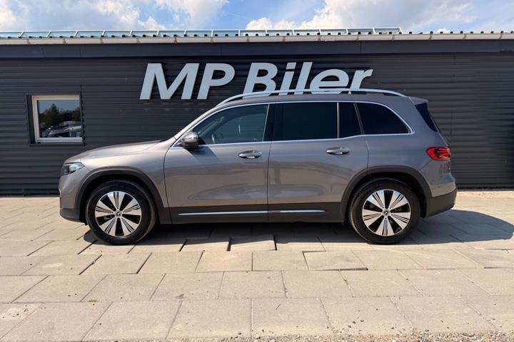 Grå Mercedes EQB250+ fra 2024