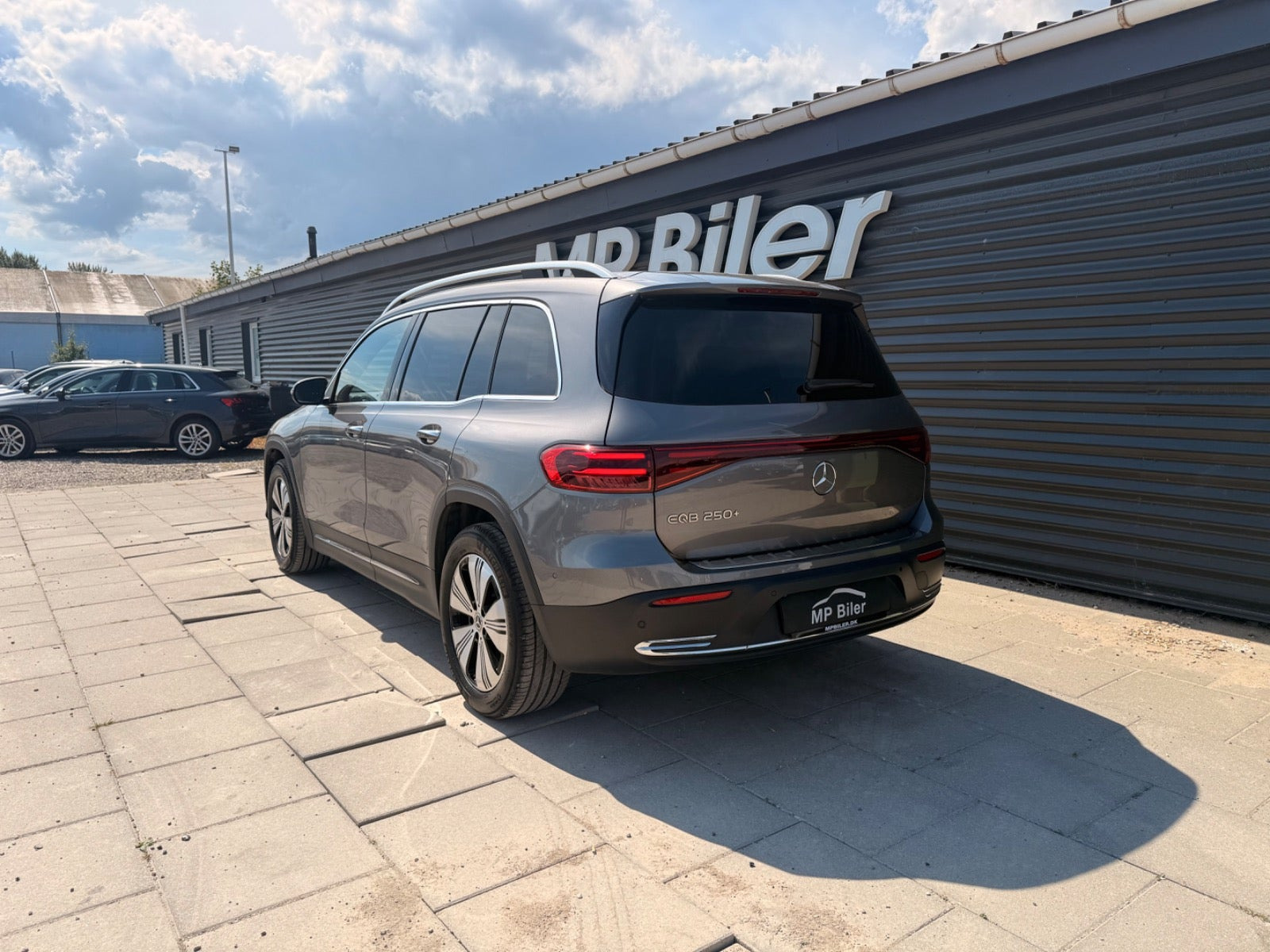 Grå Mercedes EQB250+ fra 2024