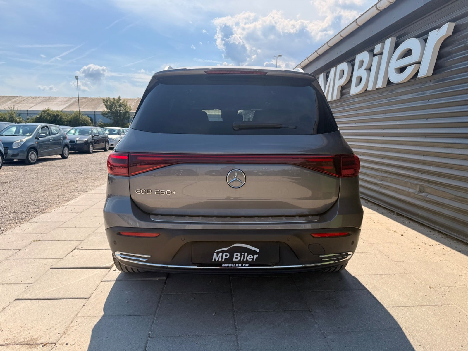Grå Mercedes EQB250+ fra 2024
