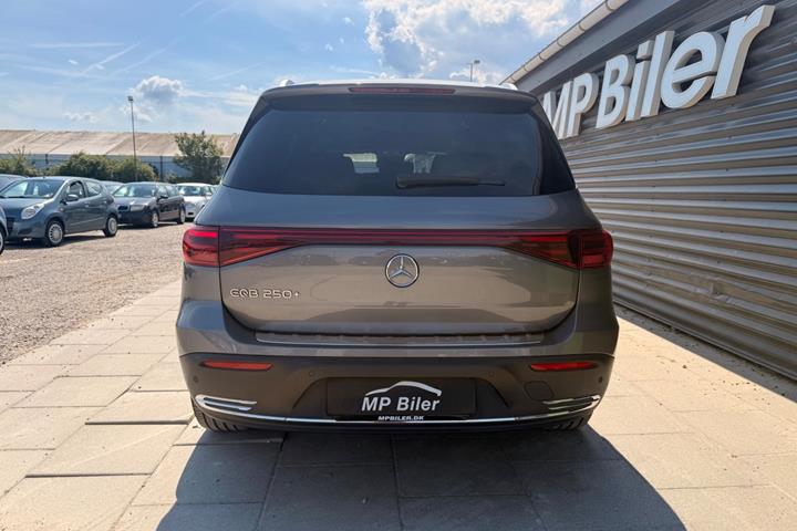 Grå Mercedes EQB250+ fra 2024