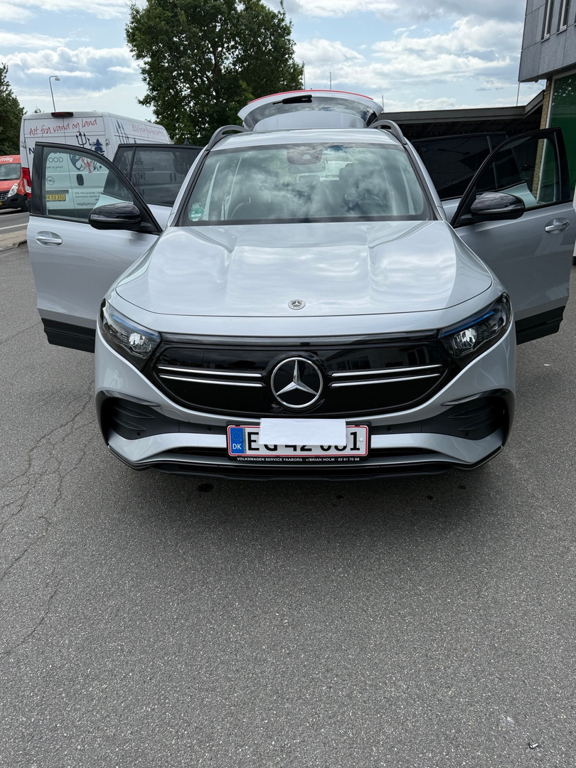Sort Mercedes EQB300 fra 2022