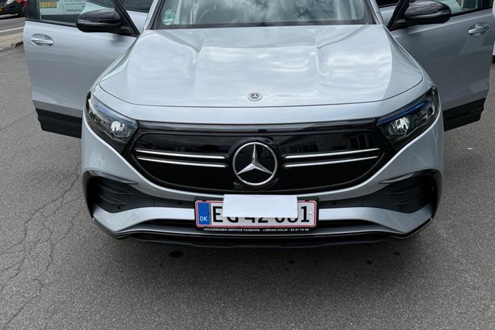 Sort Mercedes EQB300 fra 2022