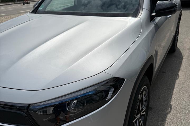 Sort Mercedes EQB300 fra 2022
