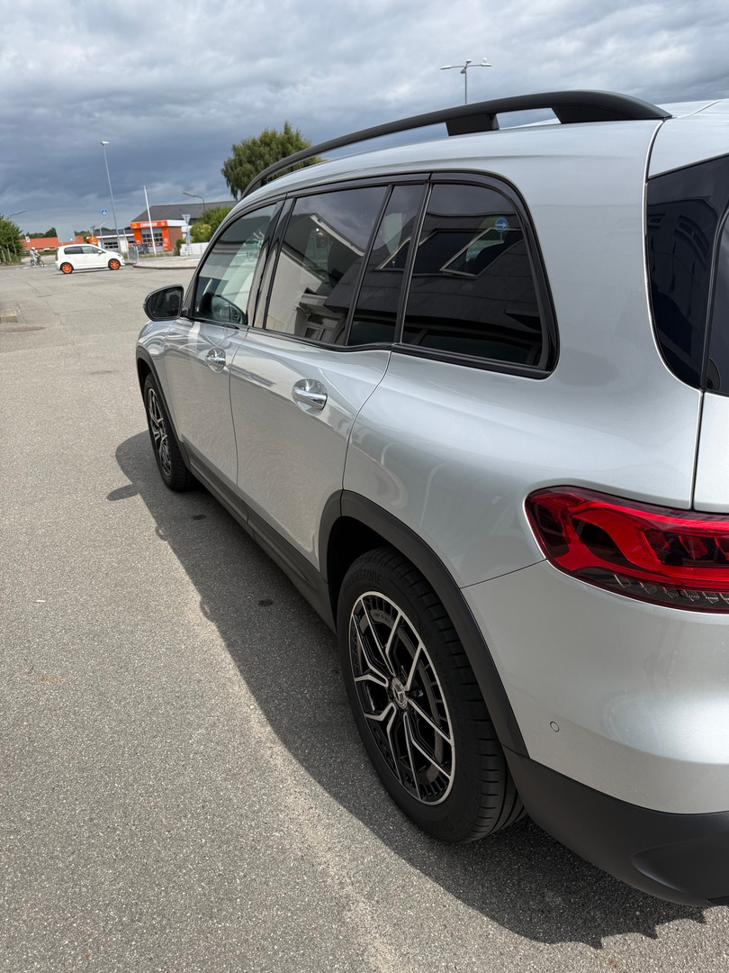 Sort Mercedes EQB300 fra 2022
