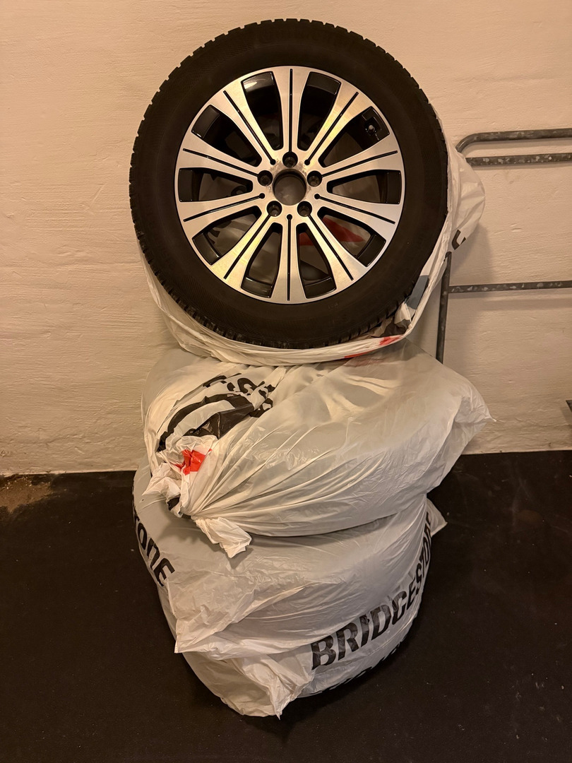 Sort Mercedes EQB300 fra 2022