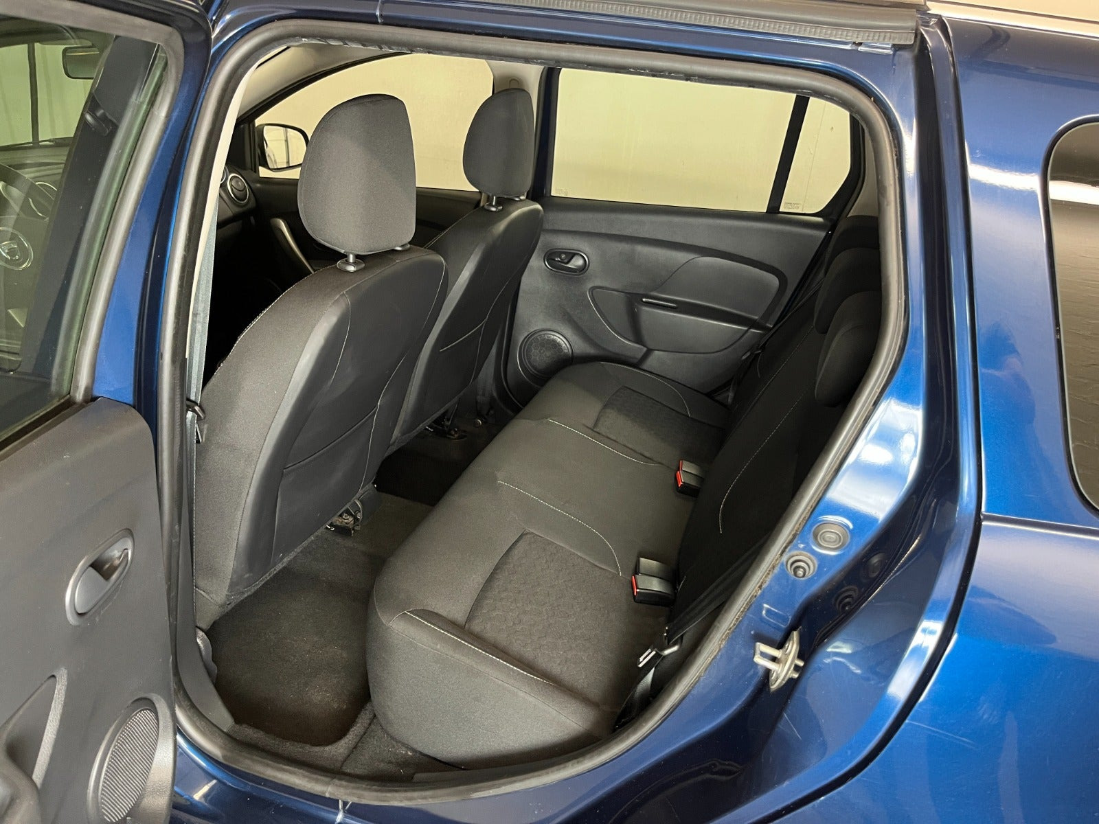 Blå Dacia Logan fra 2016